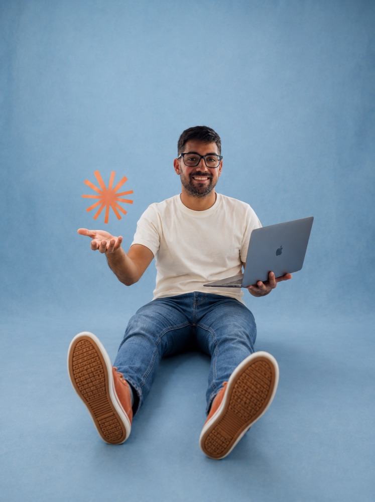 César Antunes, mentor del programa AI Builders, sentado con una notebook